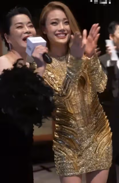時尚晚宴內場亮點多!毛阿敏穿深V拉眾星唱歌,李宇春社恐被鎖喉