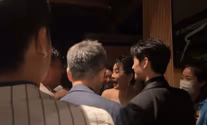 時尚晚宴內場亮點多!毛阿敏穿深V拉眾星唱歌,李宇春社恐被鎖喉