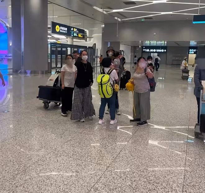 郭碧婷一家四口現身杭州,4個保姆全程跟隨,向佐抱兒子動作嫻熟