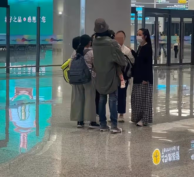 郭碧婷一家四口現身杭州,4個保姆全程跟隨,向佐抱兒子動作嫻熟