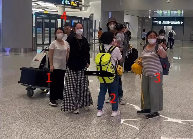 郭碧婷一家四口現身杭州,4個保姆全程跟隨,向佐抱兒子動作嫻熟