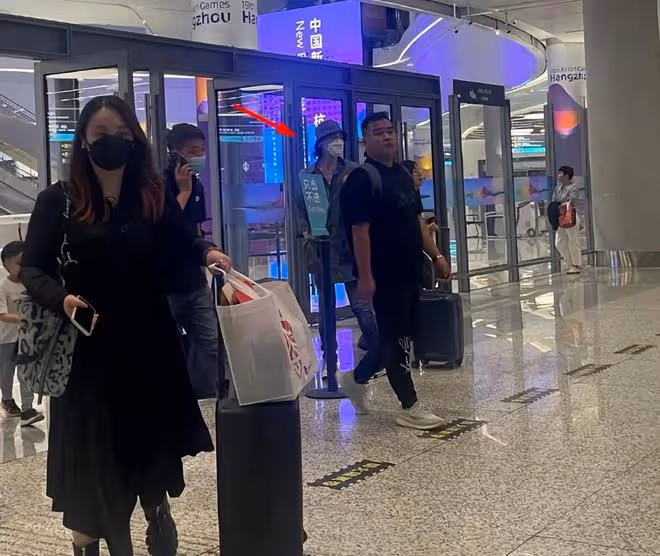 郭碧婷一家四口現身杭州,4個保姆全程跟隨,向佐抱兒子動作嫻熟