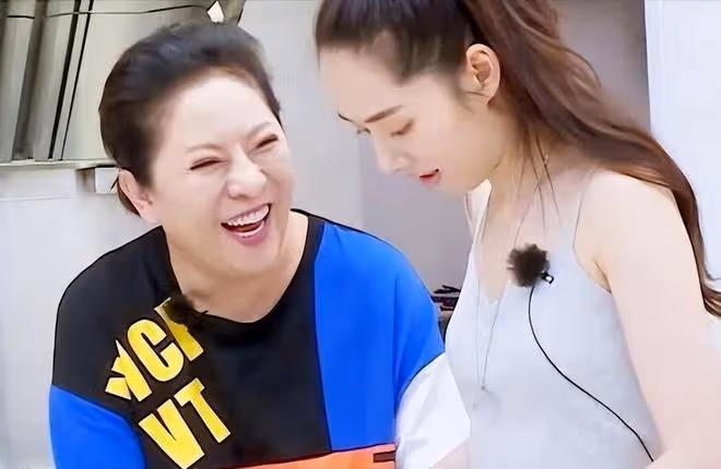 郭碧婷一家四口現身杭州,4個保姆全程跟隨,向佐抱兒子動作嫻熟