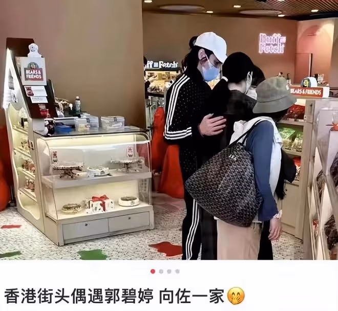 郭碧婷一家四口現身杭州,4個保姆全程跟隨,向佐抱兒子動作嫻熟