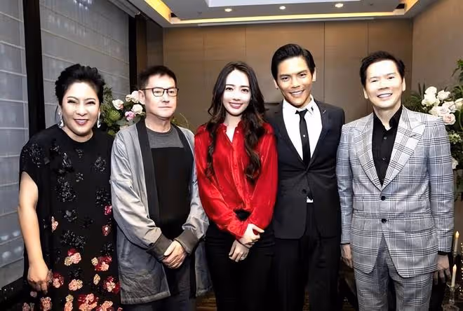 郭碧婷一家四口現身杭州,4個保姆全程跟隨,向佐抱兒子動作嫻熟