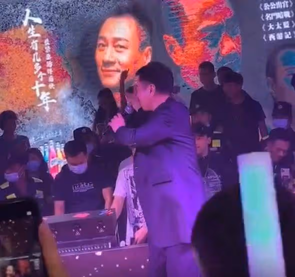3屆視帝黎耀祥酒吧掙錢,扭腰擺胯表演賣力,被曝一場演出賺7萬