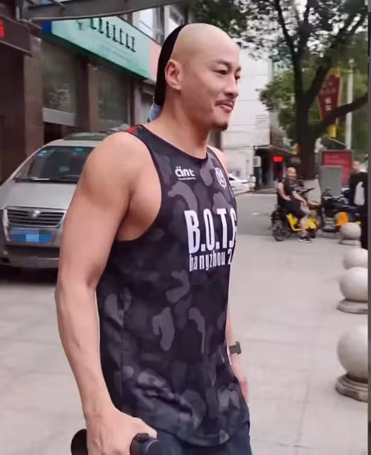 從歌手到演員,因飾演步驚雲而走紅,46歲的何潤東大秀肌肉身材