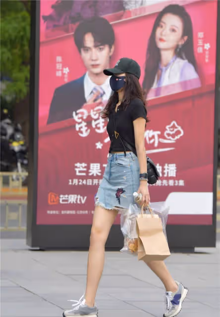 夏初時節,好多人開始穿短裙出門,搭配高跟鞋會更好看