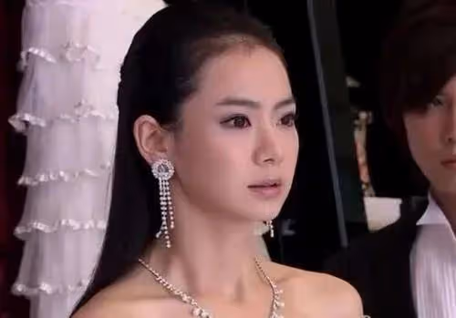 戚薇不愧是「走在時尚前端的女人」，佩戴的翡翠都這麼潮流