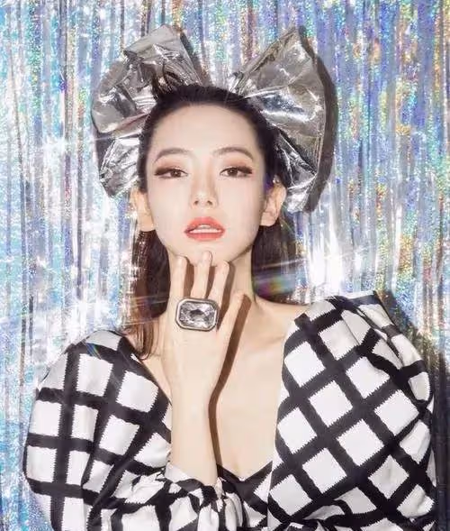 戚薇不愧是「走在時尚前端的女人」，佩戴的翡翠都這麼潮流