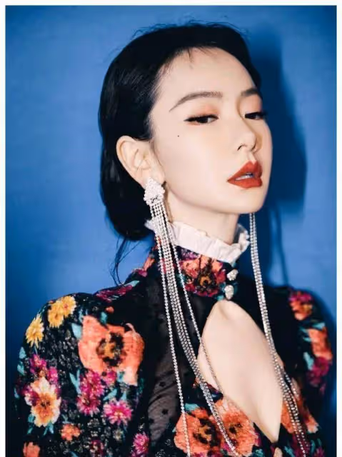戚薇不愧是「走在時尚前端的女人」，佩戴的翡翠都這麼潮流