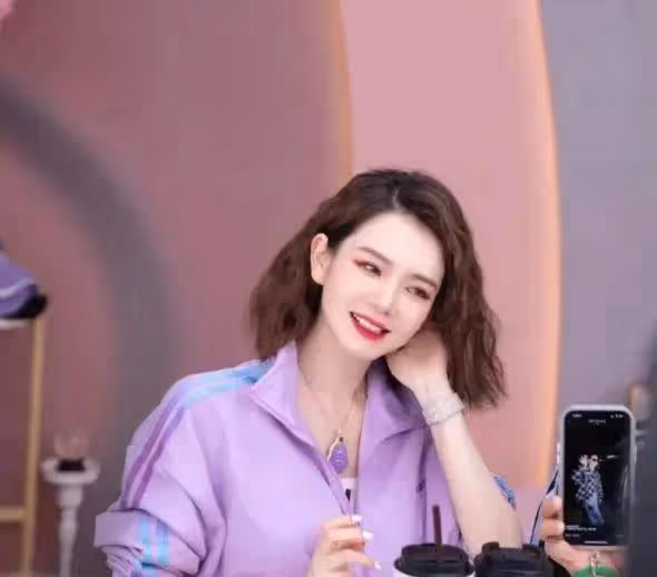戚薇不愧是「走在時尚前端的女人」，佩戴的翡翠都這麼潮流