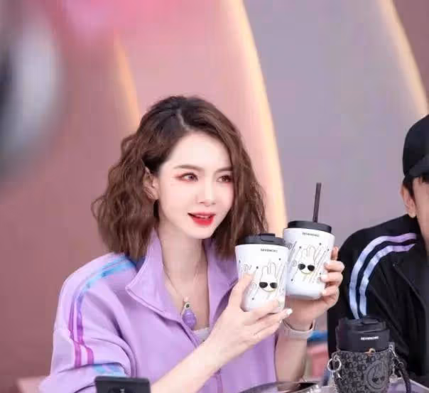 戚薇不愧是「走在時尚前端的女人」，佩戴的翡翠都這麼潮流