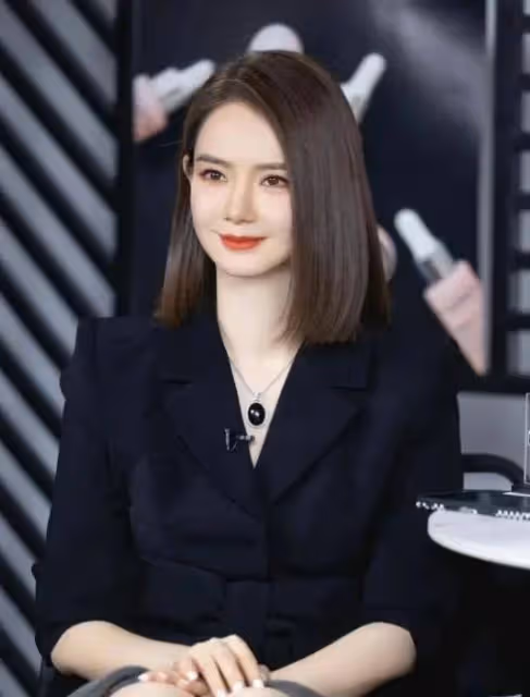 戚薇不愧是「走在時尚前端的女人」，佩戴的翡翠都這麼潮流
