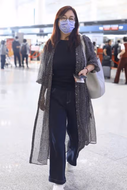 51歲陳松伶不願服老,穿黑色連體褲配貝雷帽,打扮洋氣不輸年輕人