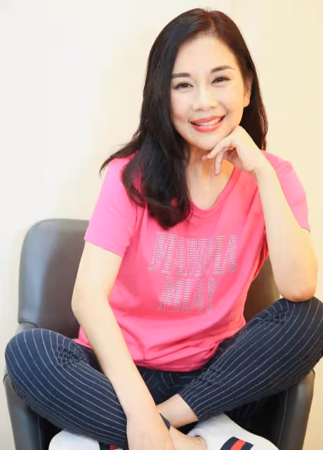 51歲陳松伶不願服老,穿黑色連體褲配貝雷帽,打扮洋氣不輸年輕人