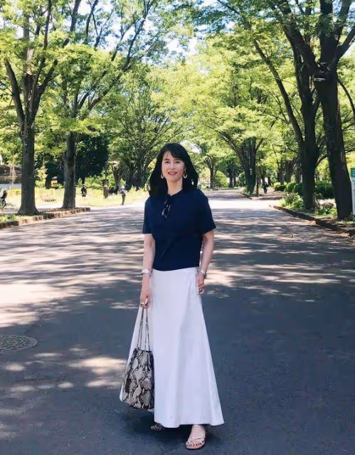 建議中年女性這麼穿衣:裙過膝、色要簡,發不過身材,知性又優雅