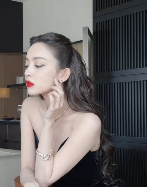 古力娜扎炫酷寫真復古紅唇黑絲絨連身裙酷炫時尚優雅奢華