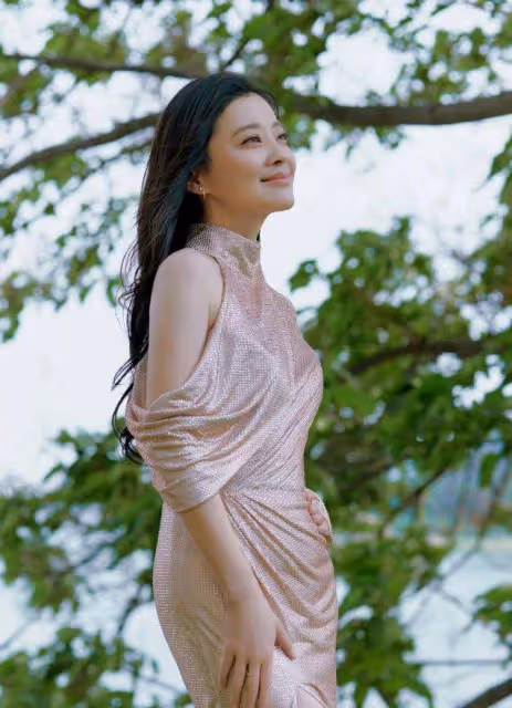 48歲大姐美成紅毯大贏家!穿高時尚裙大秀少女身材,美腿搶足風頭