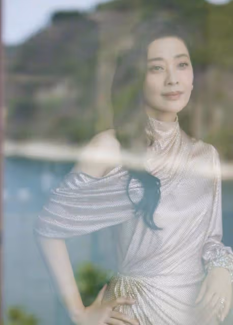 48歲大姐美成紅毯大贏家!穿高時尚裙大秀少女身材,美腿搶足風頭