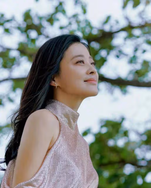 48歲大姐美成紅毯大贏家!穿高時尚裙大秀少女身材,美腿搶足風頭
