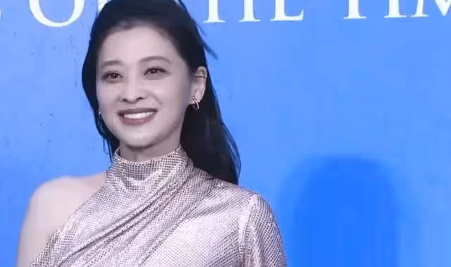 48歲大姐美成紅毯大贏家!穿高時尚裙大秀少女身材,美腿搶足風頭