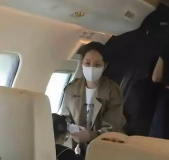 郭碧婷帶眾助理與保姆現身機場,穿百元衣打扮似大媽,被傳懷三胎