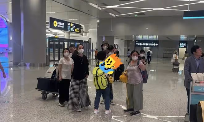 郭碧婷帶眾助理與保姆現身機場,穿百元衣打扮似大媽,被傳懷三胎