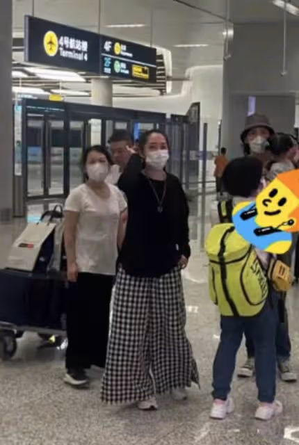 郭碧婷帶眾助理與保姆現身機場,穿百元衣打扮似大媽,被傳懷三胎