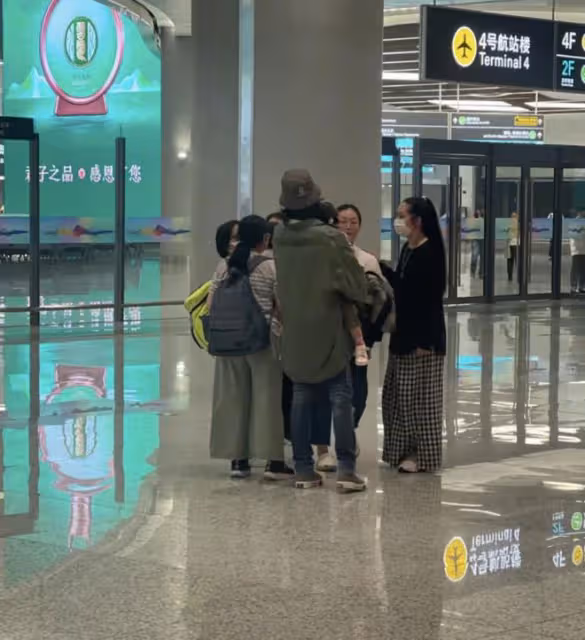 郭碧婷帶眾助理與保姆現身機場,穿百元衣打扮似大媽,被傳懷三胎