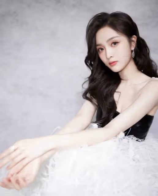 曝28歲三四線女星兩年前疑賺上億！僅參演4部劇，日薪30萬引爭議