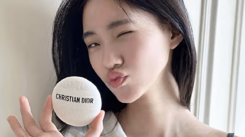 小S15歲二女兒再創收！拍新廣告嘟嘴wink好成熟，曾自稱要養媽媽