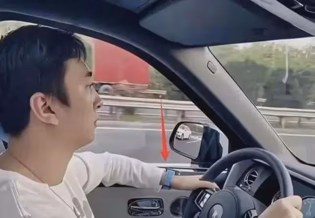 王思聰：高調現身，戴千萬名表炫耀，根本不理解他爸爸現在的處境