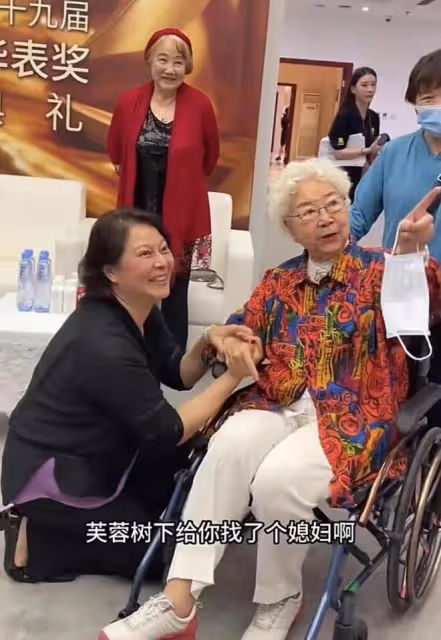 唐國強夫婦現身，媳婦壯麗當眾跪謝田華，網友：他前妻孫濤多可憐