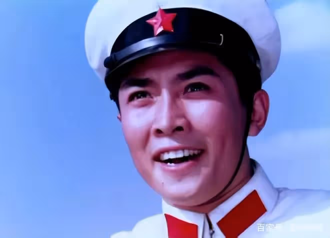 唐國強夫婦現身，媳婦壯麗當眾跪謝田華，網友：他前妻孫濤多可憐