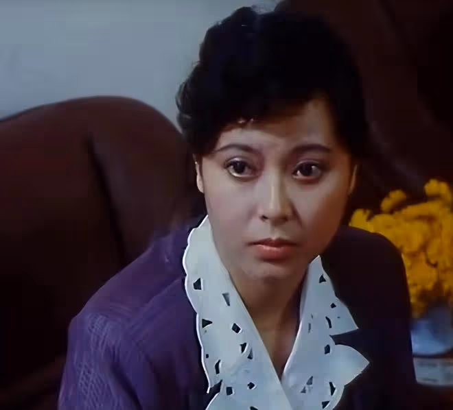 唐國強夫婦現身，媳婦壯麗當眾跪謝田華，網友：他前妻孫濤多可憐