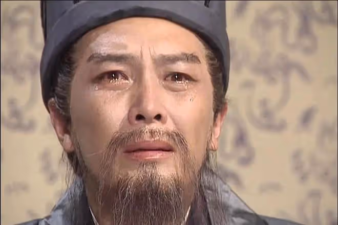 唐國強夫婦現身,媳婦壯麗當眾跪謝田華,網友:他前妻孫濤多可憐
