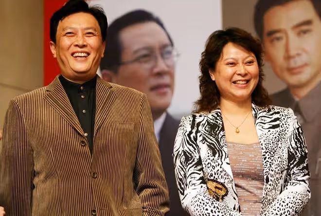 唐國強夫婦現身,媳婦壯麗當眾跪謝田華,網友:他前妻孫濤多可憐