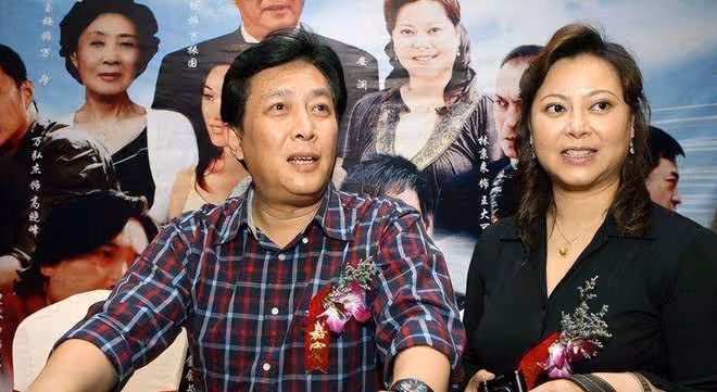 唐國強夫婦現身,媳婦壯麗當眾跪謝田華,網友:他前妻孫濤多可憐