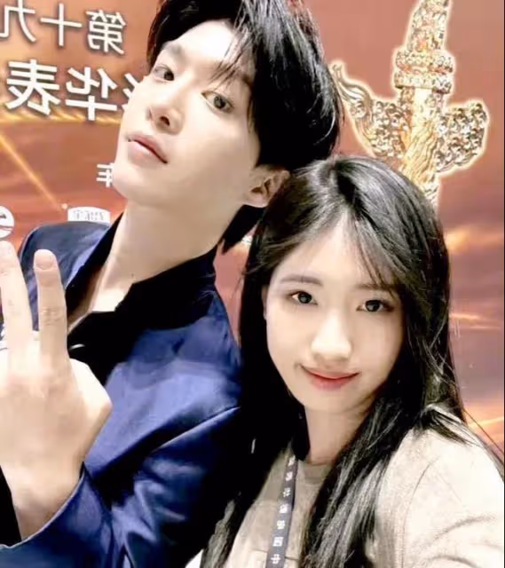 馮小剛養女疑似整容,顏值大變成大美女,勝過親生女兒被眾星寵愛