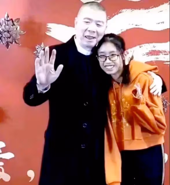 馮小剛養女疑似整容,顏值大變成大美女,勝過親生女兒被眾星寵愛
