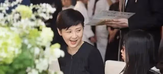 馮小剛養女疑似整容,顏值大變成大美女,勝過親生女兒被眾星寵愛