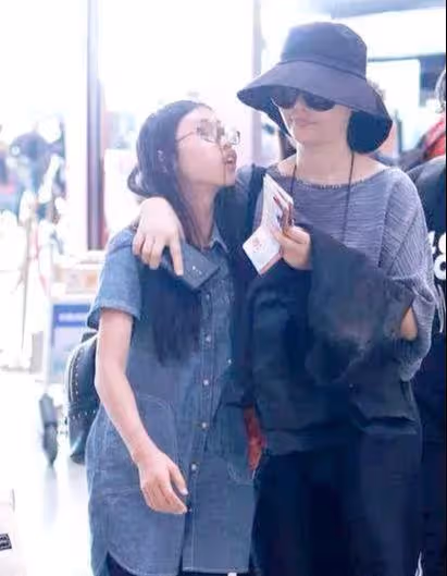 馮小剛養女疑似整容,顏值大變成大美女,勝過親生女兒被眾星寵愛