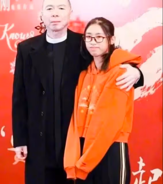 馮小剛養女疑似整容,顏值大變成大美女,勝過親生女兒被眾星寵愛