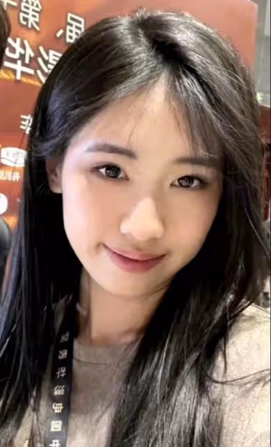 馮小剛養女疑似整容,顏值大變成大美女,勝過親生女兒被眾星寵愛