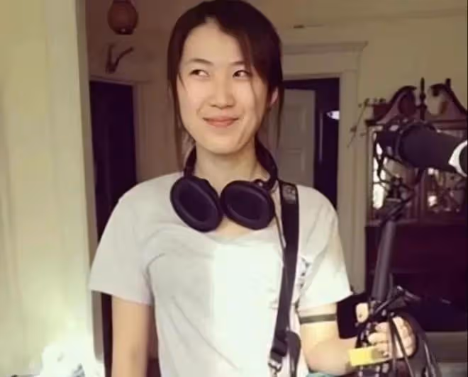 馮小剛養女疑似整容,顏值大變成大美女,勝過親生女兒被眾星寵愛