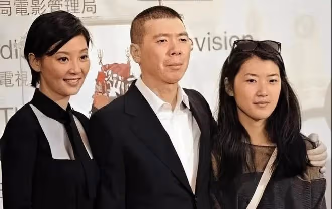 馮小剛養女疑似整容,顏值大變成大美女,勝過親生女兒被眾星寵愛