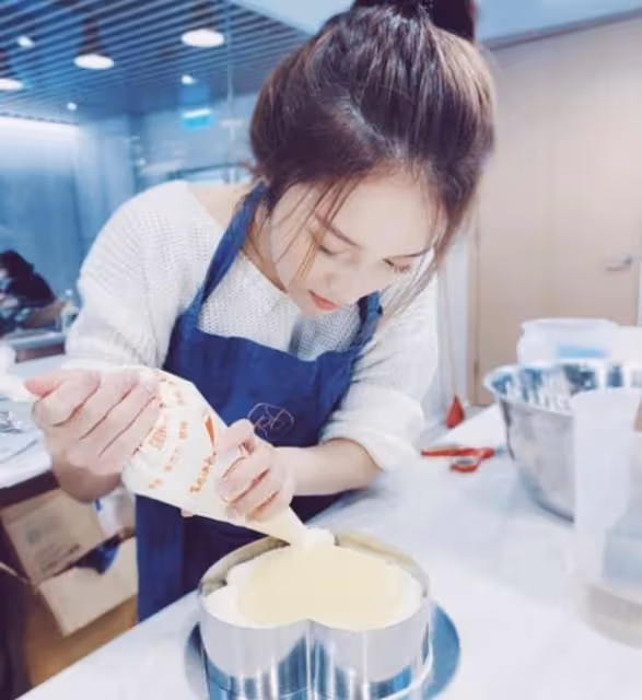 對比明顯!TVB上位小花新劇中為錢賣身,現實是富二代住千尺豪宅