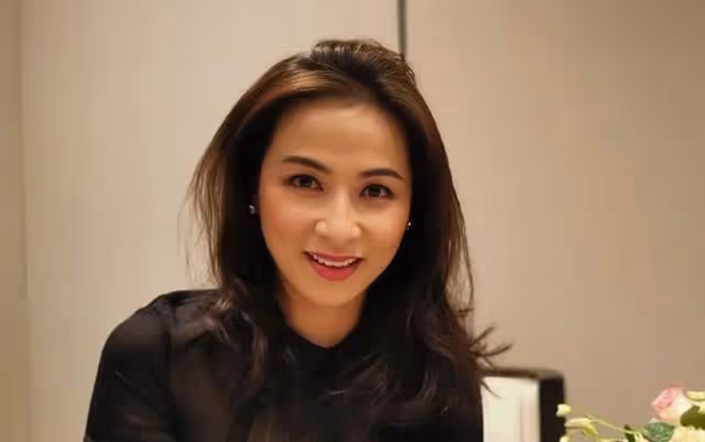 香港知名女星在內地復出,近照撞樣劉嘉玲,參加商演被老闆揩油