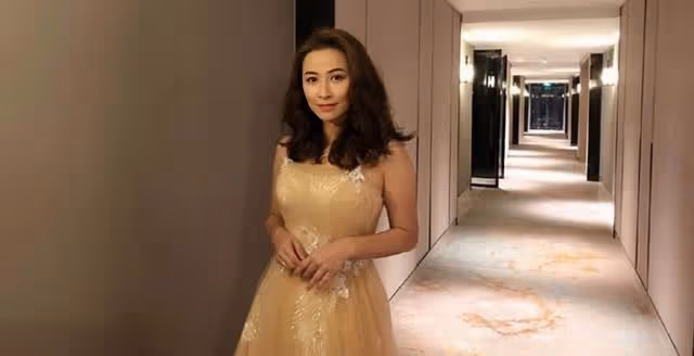香港知名女星在內地復出,近照撞樣劉嘉玲,參加商演被老闆揩油